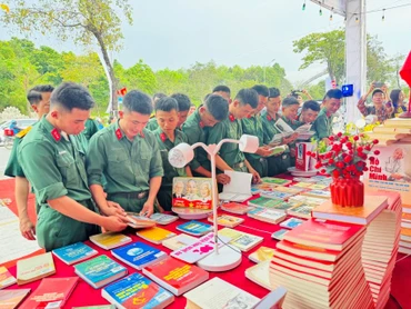 Đông đảo học sinh, đoàn viên thanh niên và người dân tham gia Lễ phát động và tham quan các gian trưng bày sách.