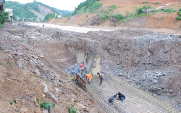 Ủy ban nhân dân tỉnh Nghệ An phê bình 34 đơn vị vì có kết quả giải ngân vốn đầu tư công năm 2024 đạt thấp, chưa đạt mục tiêu đề ra. (Ảnh: Mai Hoa) 