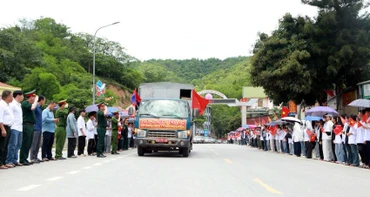 Lễ đón hài cốt liệt sĩ quân tình nguyện, chuyên gia Việt Nam hy sinh tại Lào tại thị trấn Mường Xén.