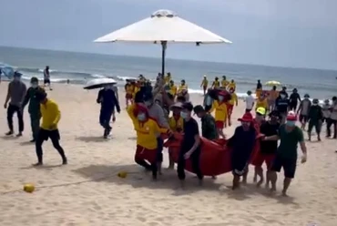Lực lượng chức năng đưa thi thể nạn nhân lên bờ. Ảnh H.G
