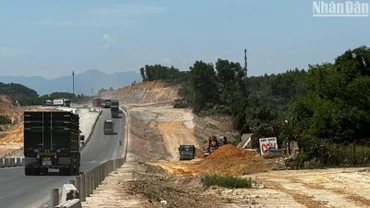 Khan hiếm cát, vật liệu xây dựng ảnh hưởng đến tiến độ các công trình, dự án trọng điểm của thành phố Đà Nẵng. Trong ảnh là Cao tốc Hòa Liên-Túy Loan đang thi công. (Ảnh: ANH ĐÀO)