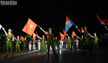 Lần đầu tiên Đoàn Nghi lễ Công an nhân dân biểu diễn diễu hành phục vụ người dân, du khách.