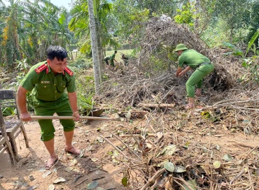 Thượng úy Bùi Văn Hoàng cùng cán bộ chiến sỹ Công an xã Hoà Bắc giúp dân dọn nhà sau bão lũ. Ảnh Công an xã Hoà Bắc