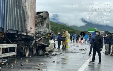 Cơ quan chức năng điều tra nguyên nhân vụ tai nạn, ảnh Công an cung cấp.