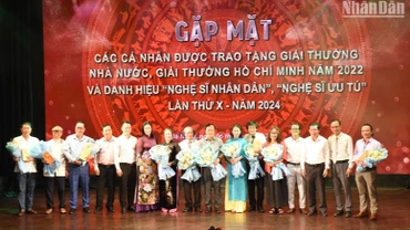 Thành phố Đà Nẵng gặp mặt, vinh danh các văn nghệ sĩ xuất sắc có nhiều đóng góp cho văn học-nghệ thuật thành phố. (Ảnh: ANH ĐÀO)