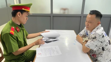 Đối tượng tên Nguyễn Trương Anh Tuấn tại cơ quan điều tra. (Ảnh: Công an cung cấp)