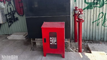 Hệ thống phòng cháy, chữa cháy phía ngoài tòa nhà, ảnh chụp sáng ngày 22/5. (Ảnh: ANH ĐÀO)