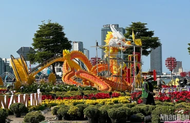 Đơn vị thi công đang gấp rút hoàn thiện thiện linh vật rồng được thiết kế cách điệu nặng gần 1 tấn được đặt tại cụm trang trí ở đầu cầu Rồng. (Ảnh ANH ĐÀO)