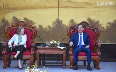 Quang cảnh buổi làm việc (Ảnh: ANH ĐÀO)