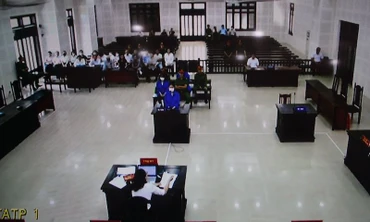 Toàn cảnh phiên tòa từ màn hình.