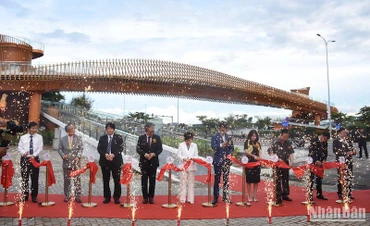 Các đại biểu cắt băng khánh thành cầu vượt đi bộ chiều nay (1/7). (ẢNH: ANH ĐÀO)