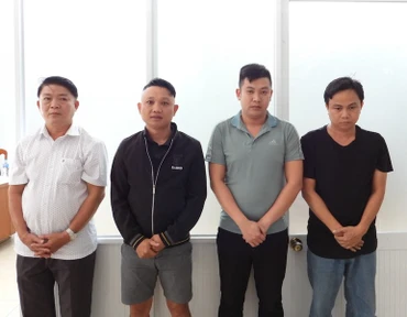 Bốn đối tượng trong đường dây cá độ bóng đá qua mạng bị bắt. (Ảnh: Công an cung cấp)