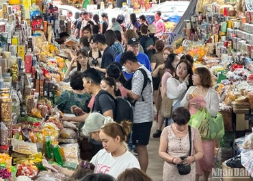 Tổng thu du lịch Đà Nẵng trong dịp Tết Nguyên đán Giáp Thìn 2024 ước đạt khoảng 1.580 tỷ đồng. Trong ảnh là khách tham quan mua sắm tại chợ Hàn. (Ảnh ANH ĐÀO)