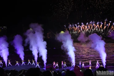 Du lịch đêm Đà Nẵng có thêm điểm nhấn “Symphony of River- Bản giao hưởng bên sông. (Ảnh: ANH ĐÀO) 