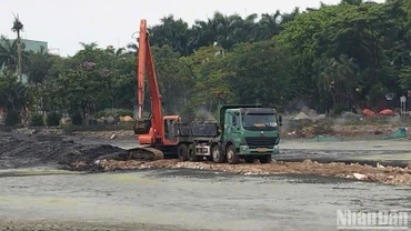 Đơn vị thi công đang triển khai nạo vét lòng hồ Công viên 29/3. (Ảnh: ANH ĐÀO)