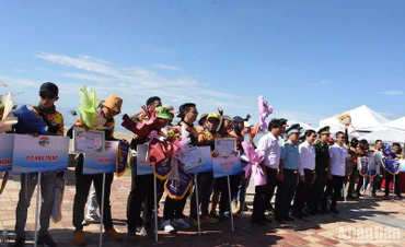Đà Nẵng khai mạc Giải dù lượn "Bay trên biển Tiên Sa". (Ảnh: ANH ĐÀO)