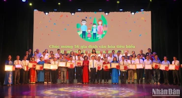 Thành phố Đà Nẵng tuyên dương 56 Gia đình văn hóa tiêu biểu năm 2023. (Ảnh: ANH ĐÀO)
