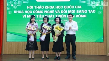 Ban tổ chức tặng hoa cảm ơn các diễn giả trình bày tham luận chính tại hội thảo. (Ảnh: ANH ĐÀO)