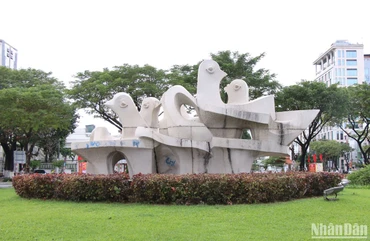 Tượng Đất lành chim đậu của nhà điêu khắc Phạm Văn Hạng, đặt tại khu vực công viên đường Trần Phú-Đống Đa- Như Nguyệt bị vẽ bậy. 