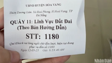 Người dân đến làm thủ tục liên quan đến đất đai rất đông và bấm số thứ tự sáng ngày 12/5 tại huyện Hòa Vang. (Ảnh: ANH ĐÀO)