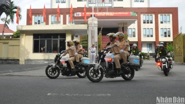 Công an Đà Nẵng ra quân đợt cao điểm sáng 15/5. (Ảnh: ANH ĐÀO)