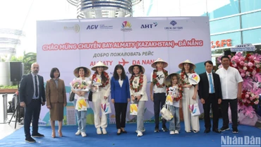 Những hành khách may mắn đầu tiên trên chuyến bay A330/300 đón nhận những phần quà ý nghĩa từ Sở Du lịch Đà Nẵng và các đơn vị liên quan. (Ảnh: ANH ĐÀO)