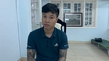 Đối tượng Phạm Văn Thông tại cơ quan công an. (Ảnh Công an cung cấp)