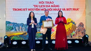Phó chủ tịch Ủy ban nhân dân thành phố Đà Nẵng Nguyễn Thị Anh Thi và Giám đốc Sở Văn hóa, Thể thao và Du lịch Đà Nẵng trao tặng Bằng khen của Chủ tịch thành phố cho đại diện Quỹ xúc tiến phát triển du lịch thành phố. (Ảnh: ANH ĐÀO)