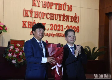 Đồng chí Nguyễn Văn Quảng, Ủy viên Trung ương Đảng, Bí thư Thành ủy, Trưởng đoàn Đại biểu Quốc hội thành phố Đà Nẵng tặng hoa chúc mừng đồng chí Lương Nguyễn Minh Triết. (Ảnh: ANH ĐÀO)