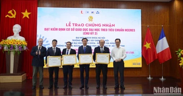 PGS, TS Hoàng Minh Sơn, Thứ trưởng Giáo dục và Đào tạo và TS. Pierre Courtellemont, Phó GĐ vụ châu Âu và Quốc tế trao Chứng nhận đạt kiểm định HCERES cho 4 cơ sở giáo dục Việt Nam. (Ảnh: AĐ)