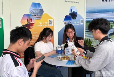 Sinh viên trường Đại học Bách khoa - Đại học Đà Nẵng trực tiếp phỏng vấn, tìm kiếm cơ hội việc làm sáng ngày 21/4. (Ảnh ANH ĐÀO)