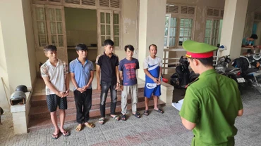 Nhóm đối tượng bị khởi tố về về hành vi gây rối trật tự công cộng. (Ảnh: Công an cung cấp)