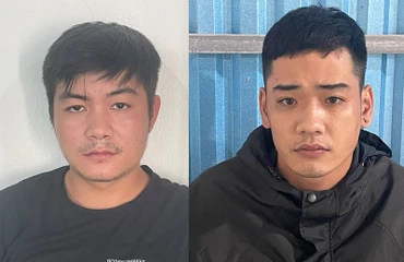 Hai đối tượng Dương Phan Quốc Minh và Phùng Quang Linh tại cơ quan điều tra. (Ảnh: Công an cung cấp)