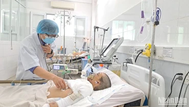 Bệnh viện Đà Nẵng liên tục tiếp nhận các ca chấn thương nặng do pháo nổ. Ảnh: ANH ĐÀO