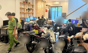 Cơ quan chức năng khám xét căn hộ nơi các đối tượng thuê để thực hiện hành vi phạm pháp. (Ảnh Công an cung cấp)