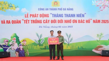 Đại tá Trần Đình Liên, Phó Giám đốc Công an thành phố Đà Nẵng trao tặng 120 cây dừa cho Ban Quản lý Bán đảo Sơn Trà và các Bãi biển Du lịch Đà Nẵng. (Ảnh: ANH ĐÀO)