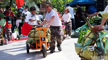 Học trò Trường mầm non Ngọc Lan "hóa thân" thành những người chiến sỹ trong ngày hội thao Em đi giữa cờ hoa. (Ảnh: ANH ĐÀO)