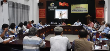 Quang cảnh buổi toạ đàm sáng 23/9. (Ảnh: ANH ĐÀO)