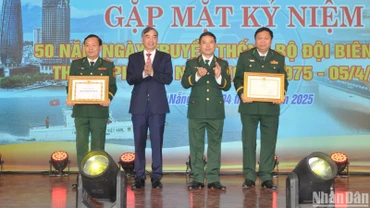 Chủ tịch Ủy ban nhân dân thành phố Đà Nẵng Lê Trung Chinh và Thiếu tướng Trần Ngọc Hữu trao tặng bằng khen của Bộ trưởng Bộ Quốc phòng và Ban Thường vụ Thành ủy cho Đảng bộ, Bộ đội Biên phòng thành phố. (Ảnh: ANH ĐÀO)