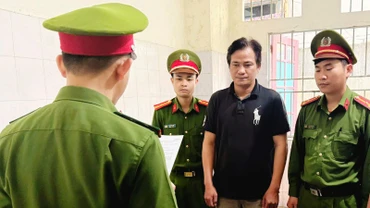 Cơ quan điều tra đã tống đạt quyết định khởi tố vụ án, khởi tố bị can và thực hiện lệnh bắt tạm giam đối với Nguyễn Mai Hà. (Ảnh: Công an cung cấp)