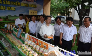 Bí thư Thành ủy Đà Nẵng Nguyễn Văn Quảng và các đại biểu tham quan các gian hàng trưng bày sản phẩm OCOP của huyện Hòa Vang sáng 3/7. (Ảnh: ANH ĐÀO)