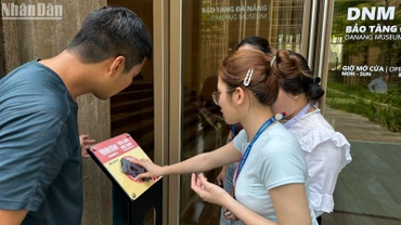 Dự án “Yêu lắm Việt Nam” do Báo Nhân Dân phối hợp các đối tác, triển khai lắp đặt tại Bảo tàng Đà Nẵng sáng 27/3. (Ảnh: ANH ĐÀO)