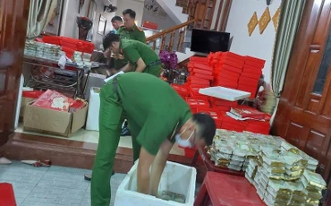 Toàn bộ số bánh trung thu này không rõ nguồn gốc xuất xứ. Ảnh V.Đ