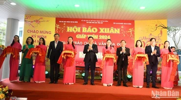 Các đại biểu cắt băng khai mạc Hội Báo Xuân Giáp Thìn Đà Nẵng năm 2024. (Ảnh: ANH ĐÀO)