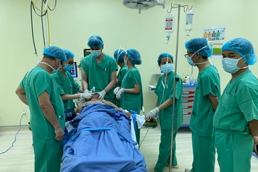 Ê-kíp các y, bác sĩ Bệnh viện 199 và các bác sĩ đầu ngành tại Thành phố Hồ Chí Minh, hội chẩn trước khi phẫu thuật cho bệnh nhân. (Ảnh: Bệnh viện cung cấp)