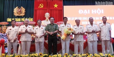 Thiếu tướng Vũ Xuân Viên - Ủy viên Ban Thường vụ Thành ủy, Bí thư Đảng ủy, Giám đốc Công an thành phố Đà Nẵng tặng hoa chúc mừng Ban Chấp hành Hội Cựu Công an nhân dân thành phố Đà Nẵng. (Ảnh: ANH ĐÀO)