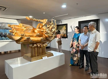 Tác phẩm Cội nguồn hạnh phúc của họa sĩ, nhà điêu khắc Đinh Gia Thắng trưng bày tại triển lãm "Nắng tháng 4". (Ảnh: ANH ĐÀO)
