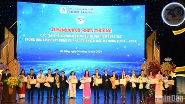 Các tập thể, cá nhân có thành tích xuất sắc được nhận Bằng khen của Bộ Giáo dục và Đào tạo. (Ảnh: ANH ĐÀO) 