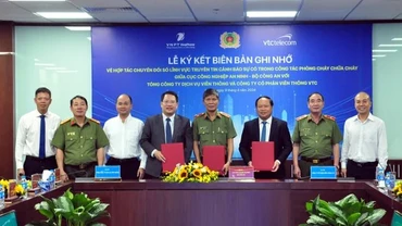 Lãnh đạo các bên chụp ảnh lưu niệm tại lễ ký kết.