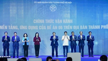 Thủ tướng Phạm Minh Chính và các đồng chí lãnh đạo thực hiện nghi thức công bố chính thức vận hành các nền tảng, ứng dụng trên địa bàn Hà Nội.